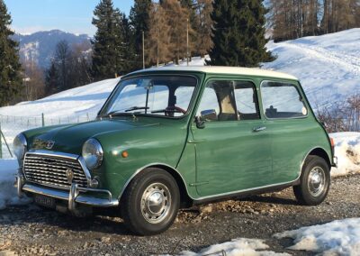 Front view of a green MINI Automatic in the snow