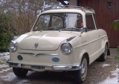 Front view of a beige classic NSU Prinz in the snow